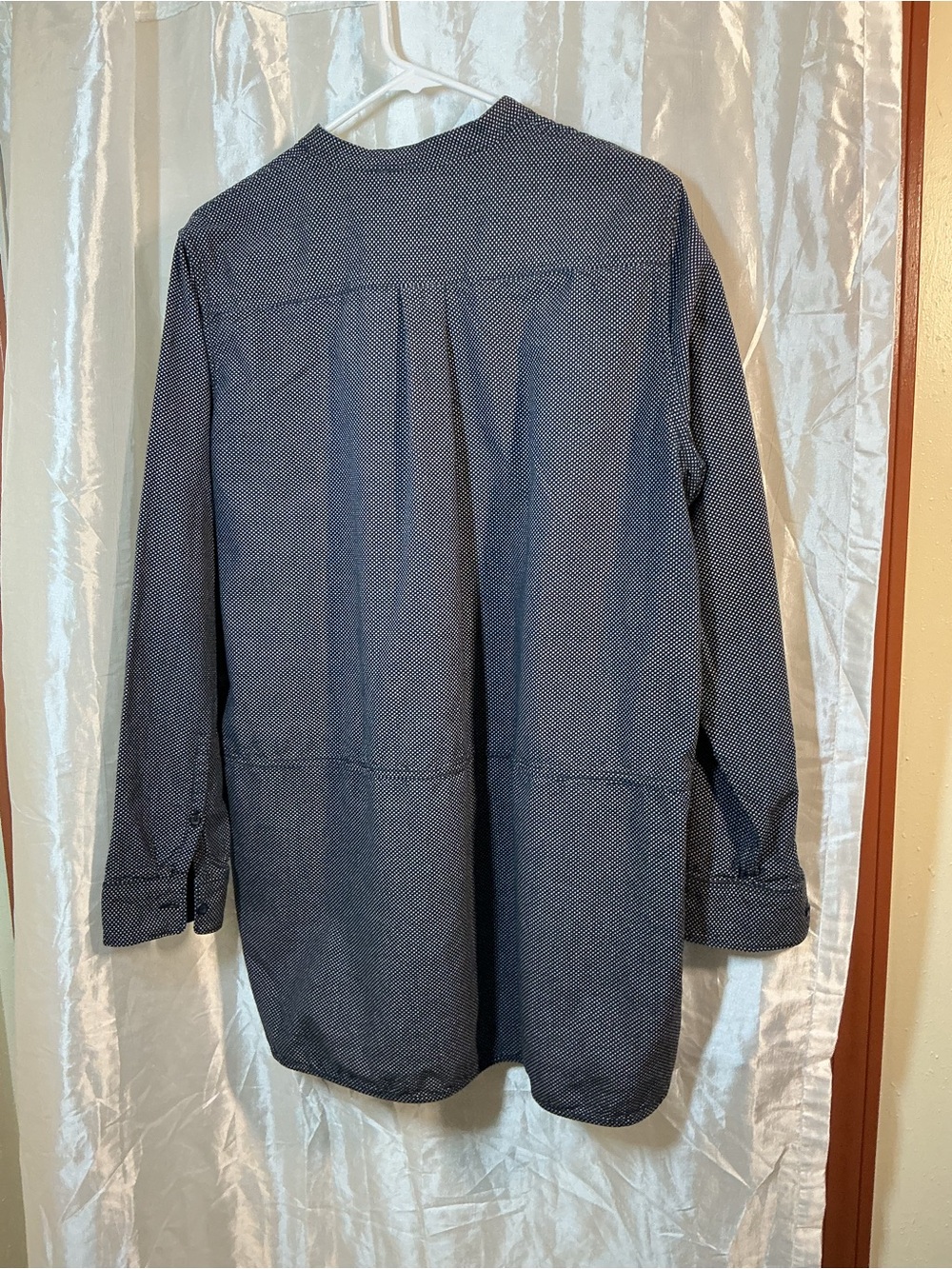 Woman’s patterned button-down - Picture 3 of 4